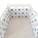 Tour de lit bébé Rêve Céleste installé dans un lit blanc 60x120 cm